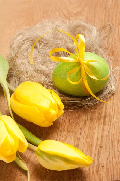 Tulipanes y huevo de Pascua —  Fotos de Stock