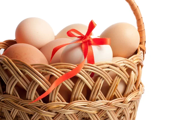Cesta con huevos de Pascua —  Fotos de Stock