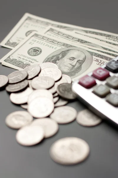 Долларовая монета и калькулятор — стоковое фото
