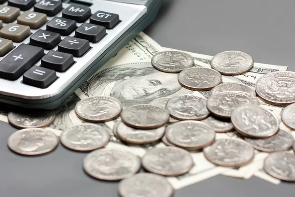 Monety dolara i kalkulator — Zdjęcie stockowe