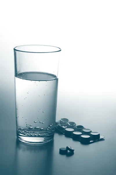 Tabletták és a víz — Stock Fotó