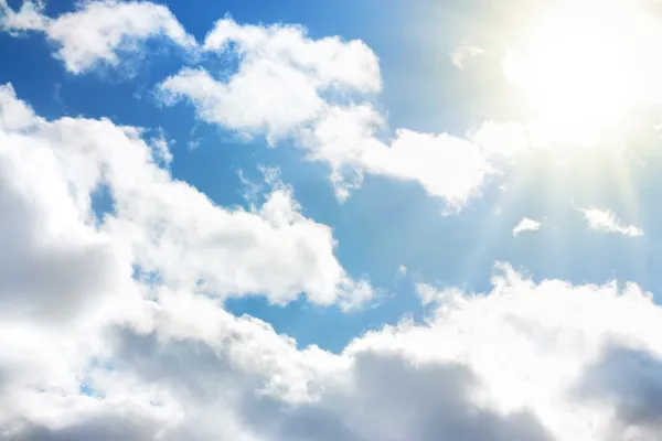 Cielo blu con nuvole e sole — Foto Stock