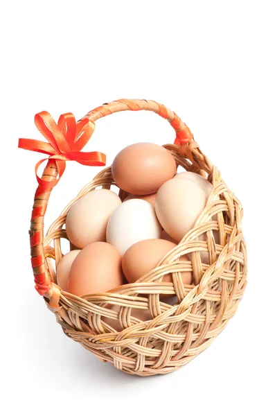 装有复活节彩蛋的篮子 免版税图库照片