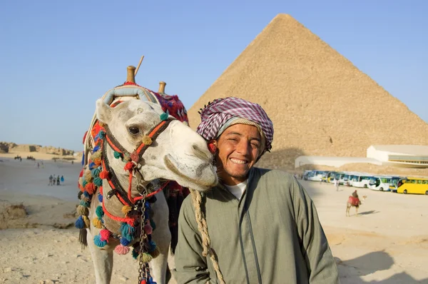 Beduin nära pyramid — Stockfoto