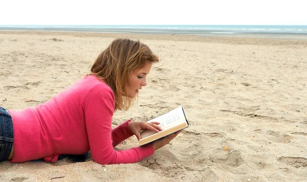 Läsa på stranden — Stockfoto
