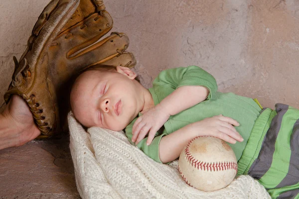 Bebé con béisbol — Foto de Stock