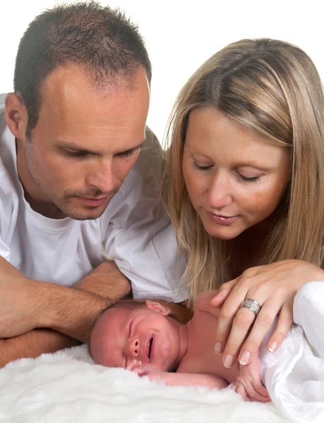 泣いている赤ちゃんの両親と — ストック写真