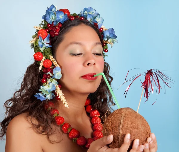 Menina de verão com coco — Fotografia de Stock
