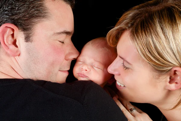 Lyckliga paret med baby — Stockfoto