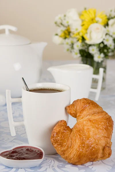 Croissant e compota — Fotografia de Stock