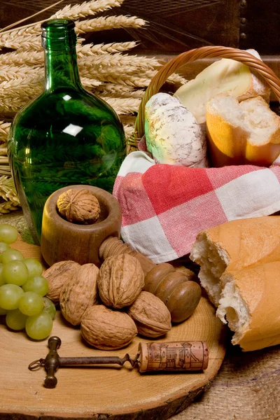 Wino, orzechy i chleb — Zdjęcie stockowe