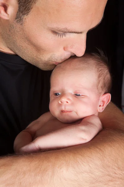 Papa embrassant bébé — Photo