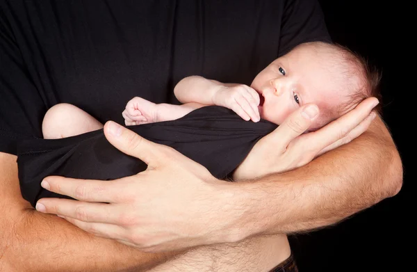 Baby i pappas skjorta — Stockfoto