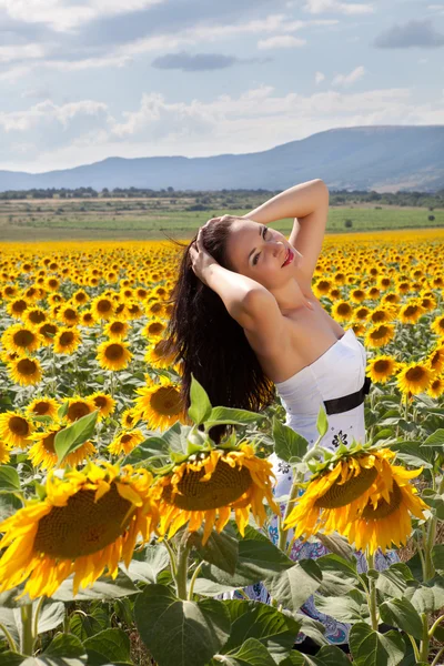 Ontspannen in een zonnebloem veld — Stockfoto