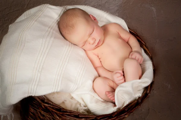 Baby slaapt in mand — Stockfoto