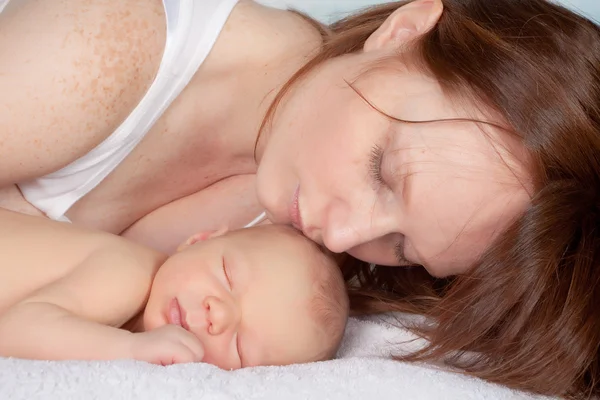 Slapende baby en moeder — Stockfoto
