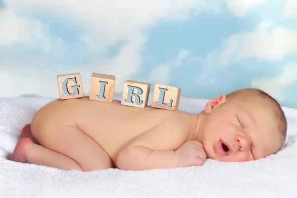 Houten blokken op pasgeboren meisje — Stockfoto