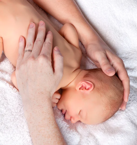 Mains protégeant un bébé — Photo