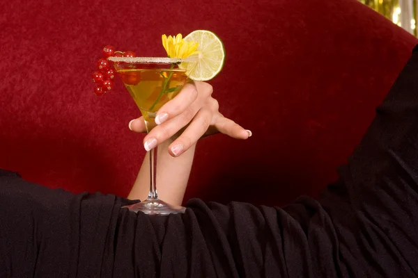 Hand met cocktail — Stockfoto