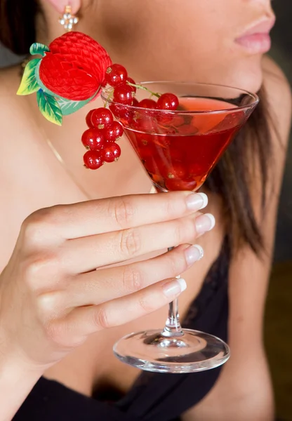 Bacche rosse in un cocktail — Foto Stock