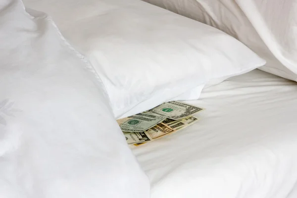 Деньги на подушки — стоковое фото