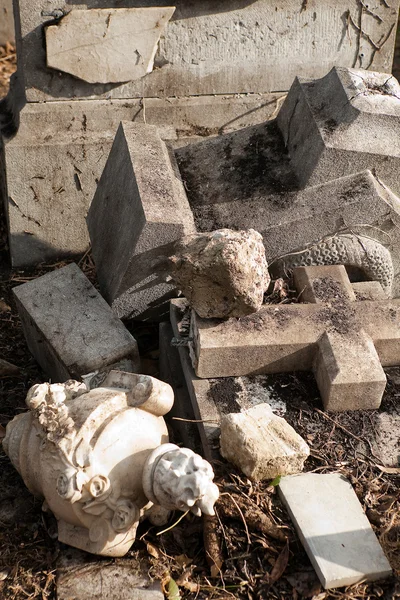 Destroyed tombstone — Stock Photo, Image