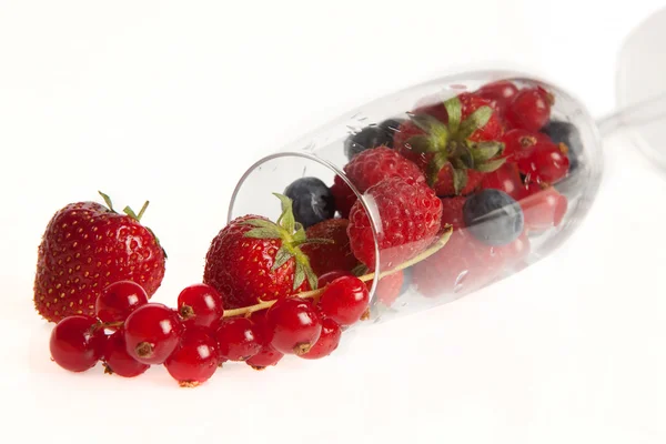 Erdbeeren und Sommerfrüchte — Stockfoto