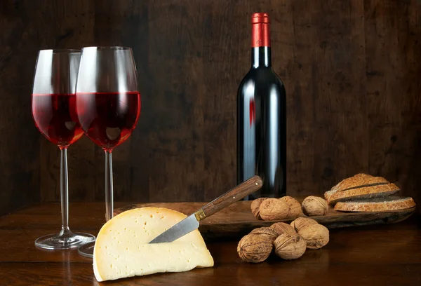 Şarap, peynir ve ceviz — Stok fotoğraf