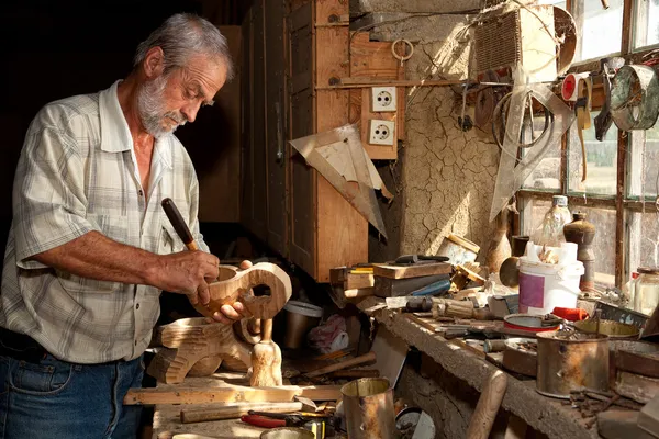 Trabalhador de madeira em galpão velho — Fotografia de Stock