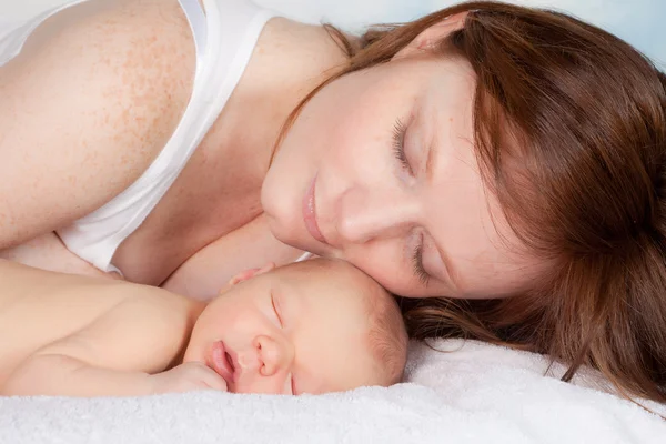 Madre tierna y bebé —  Fotos de Stock