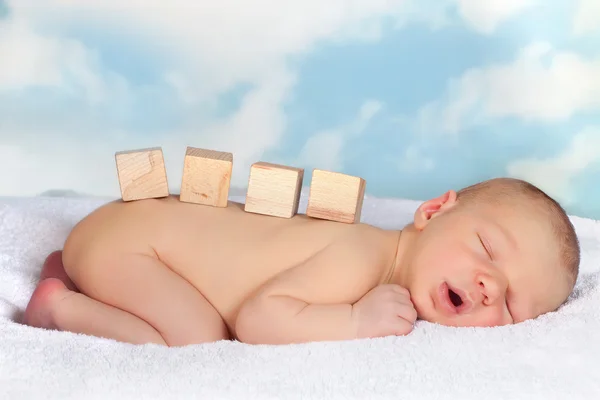 Blocos de madeira no bebê recém-nascido — Fotografia de Stock
