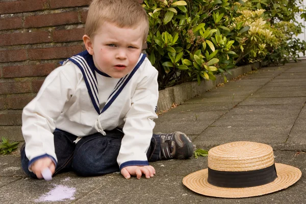 Вінтажний хлопчик з крейдою — стокове фото