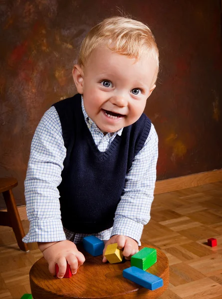 Niño pequeño con bloques —  Fotos de Stock