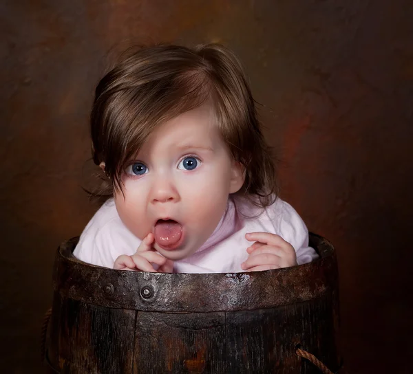 Baby in een emmer — Stockfoto