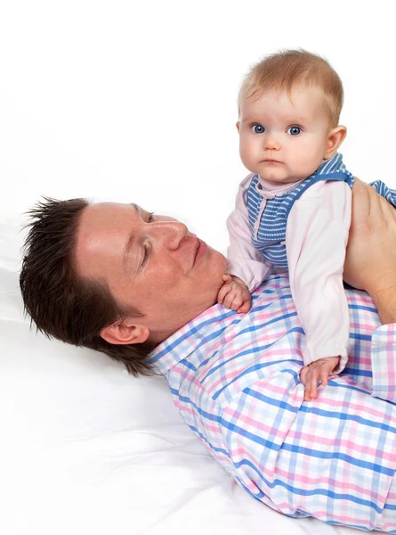 Bebê brincando com seu pai — Fotografia de Stock