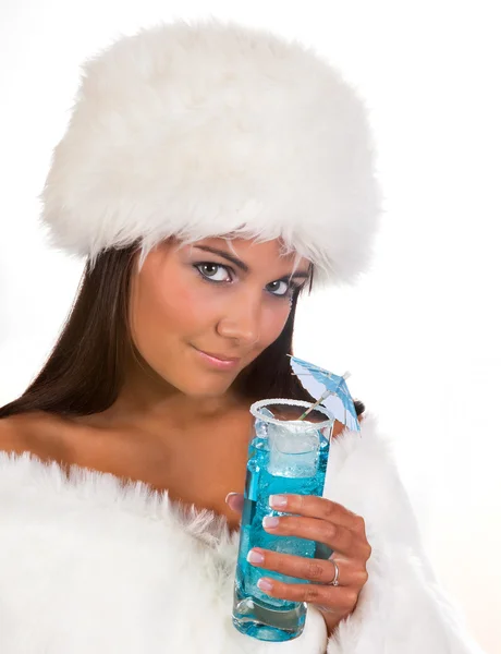 Zimní dívka s modrou koktejl — Stock fotografie