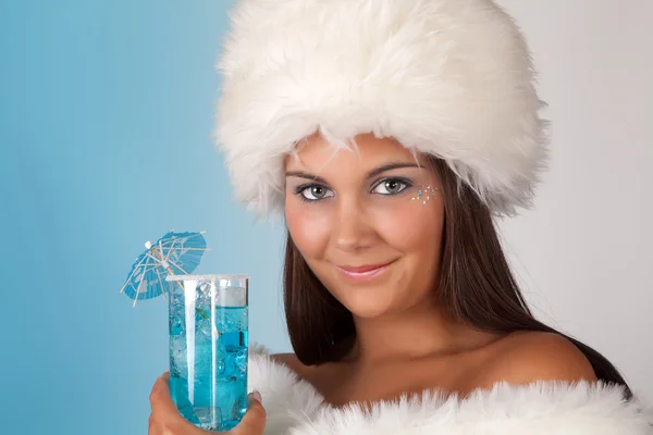 Zimní žena s koktejlem — Stock fotografie
