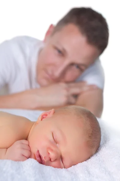 Liefdevolle vader met pasgeboren baby — Stockfoto