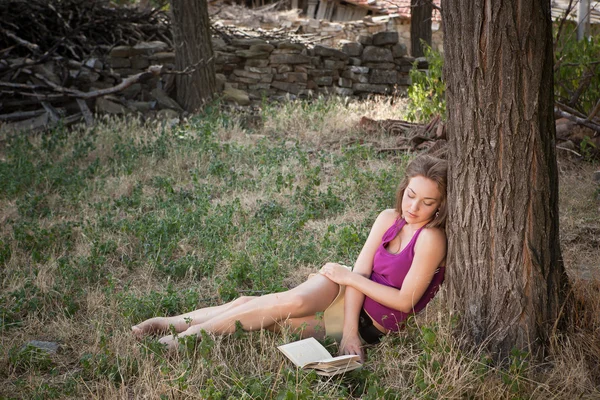 Reading in the woods — Stock Photo, Image