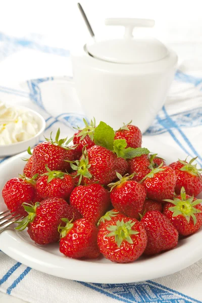 딸기와 설탕 크림 — 스톡 사진