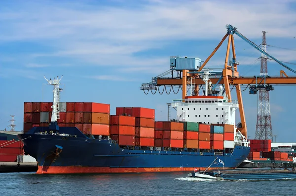 Containerschiff angedockt — Stockfoto