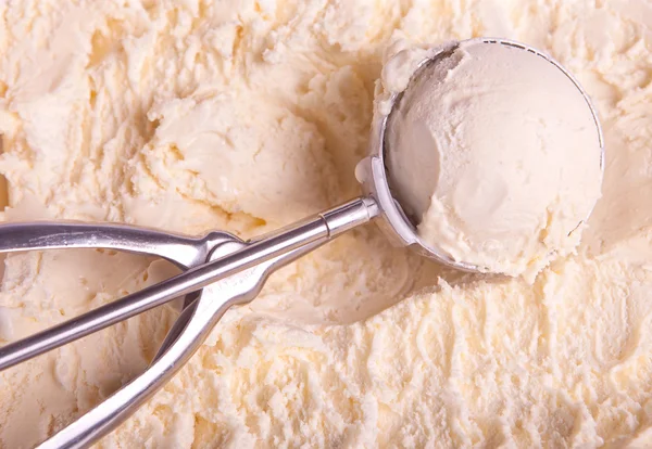 Crème glacée à la vanille et cuillère — Photo