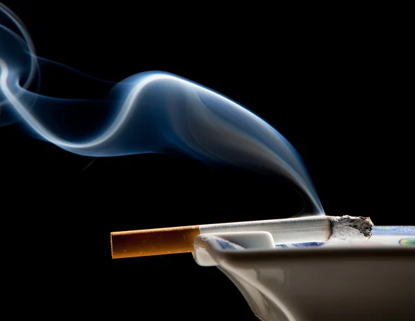 Posacenere e fumo wisp — Foto Stock