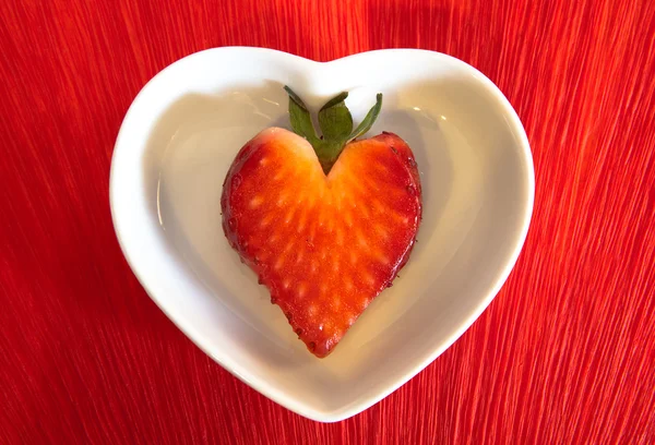 Fragola a forma di cuore — Foto Stock