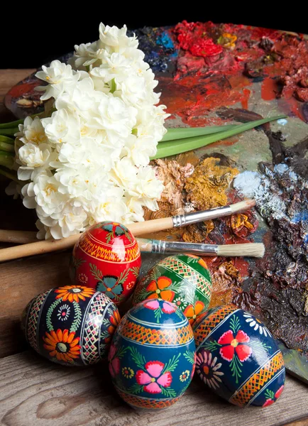 Russian easter eggs and pallet — Stock Photo, Image