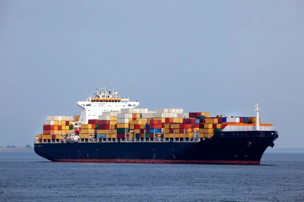 Огромный контейнерный корабль — стоковое фото