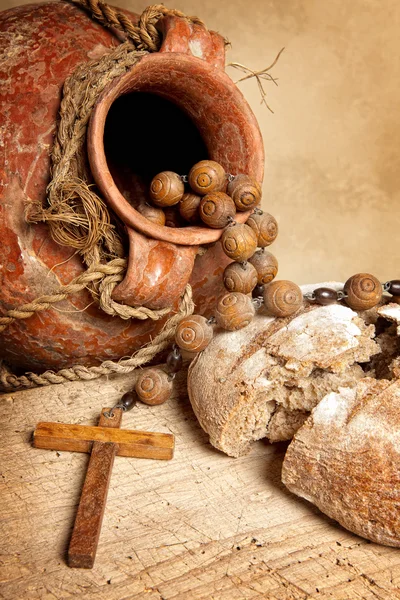 Винний глечик і хліб — стокове фото