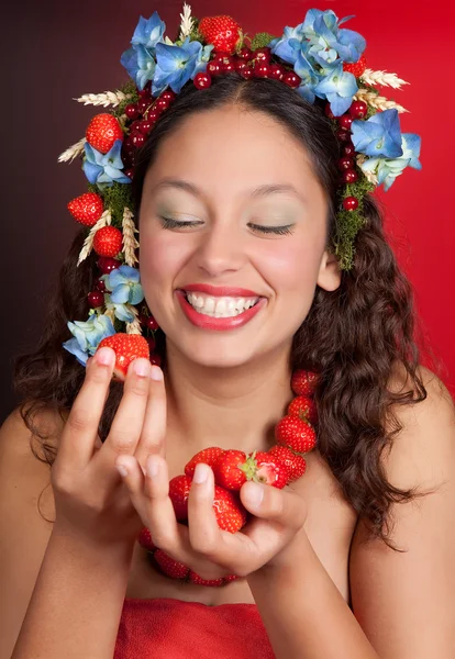 Summer girl eating strawberries — Stock Photo, Image