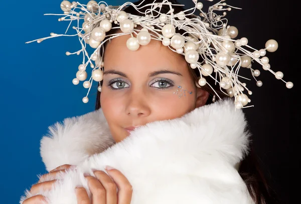 Vintern flicka med pärla tiara — Stockfoto