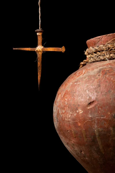 Cruz de Pascua y jarra de vino — Foto de Stock